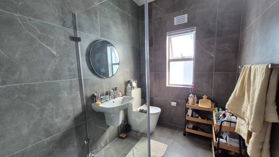 To Let 4 Bedroom Property for Rent in Sunningdale Western Cape